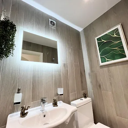 Stylish Ealing Apt -Near Tube - Ideal For Family&Group Stay Londres Exterior foto