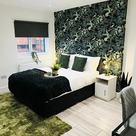 Stylish Ealing Apt -Near Tube - Ideal For Family&Group Stay Londres Exterior foto