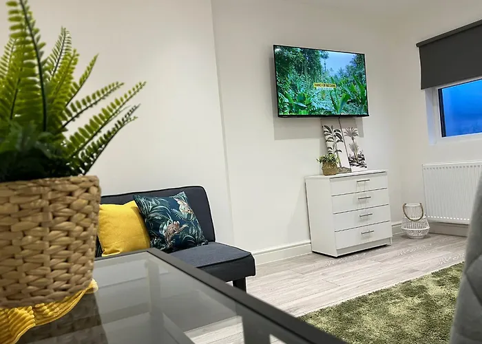Stylish Ealing Apt -Near Tube - Ideal For Family&Group Stay
